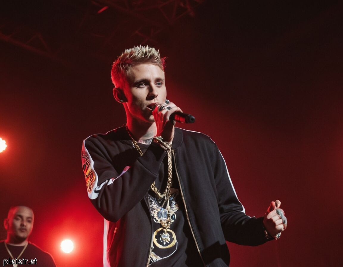 Einnahmen durch Tourneen und Merchandising   - Machine Gun Kelly » Das Vermögen des Stars zwischen Raps und Filmen  